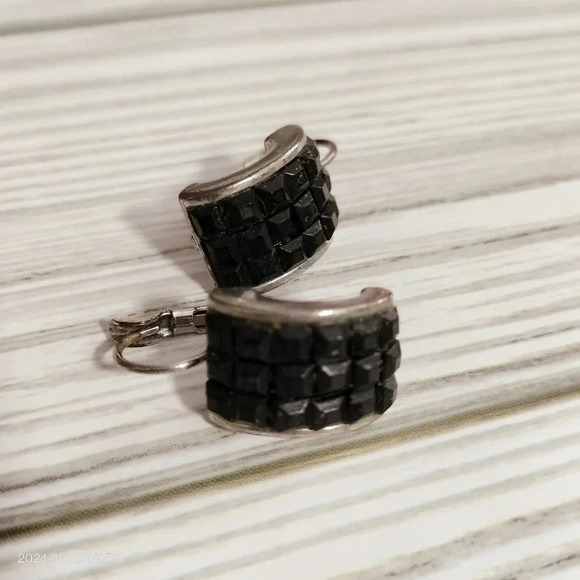 1/2" Silver Tone Hook Earrings Unsigned Beveled Pyramid Center Accent Pieces - Picture 2 of 10